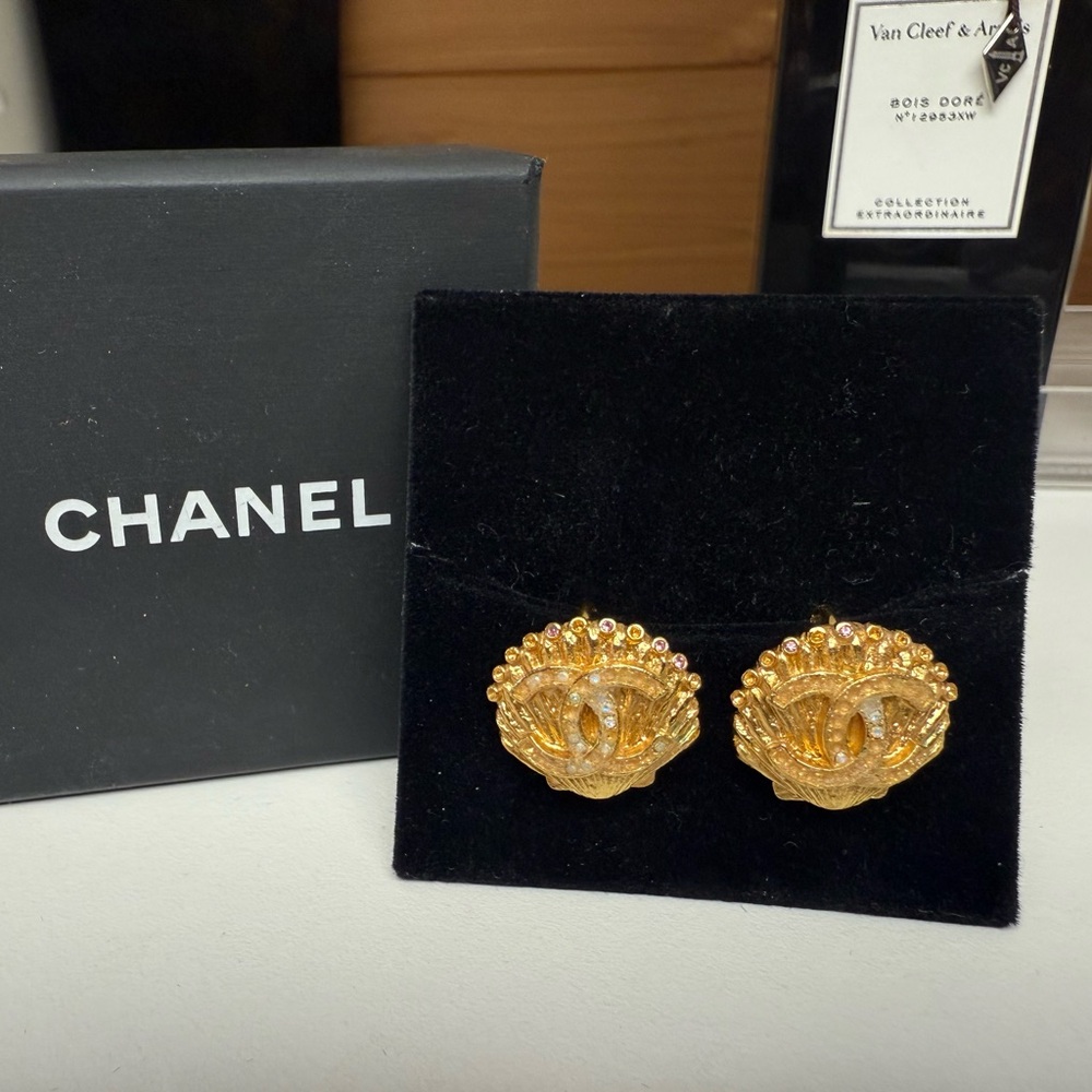 CHANEL Gold Seashell Earrings Clip-On
